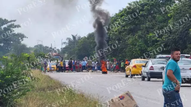 El acto generó una larga fila de automóviles a lo largo del acceso a la Costa Maya