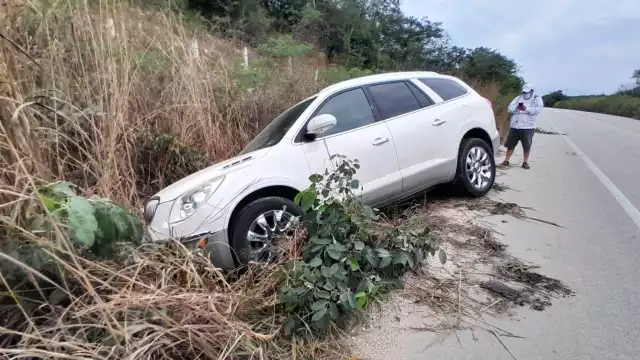 Al quedar abandonada la camioneta, personas que pasaban por el lugar intentaron abrir las puertas