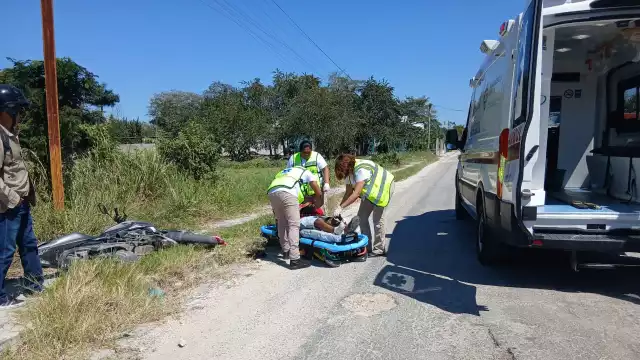 Motociclista lesionado al chocar contra camioneta.
