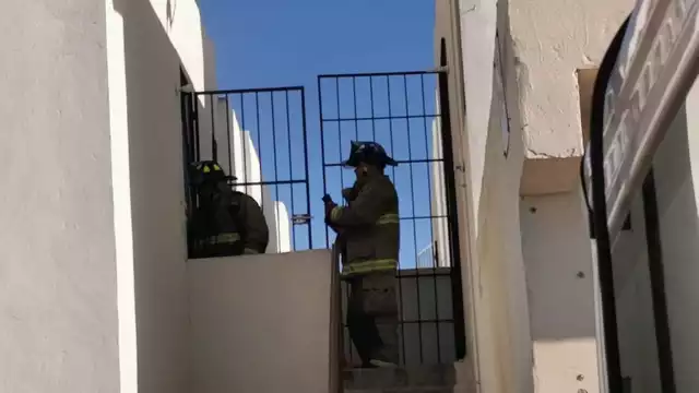 Las llamas provocaron una humareda en el interior de una casa habitación localizada en un segundo piso