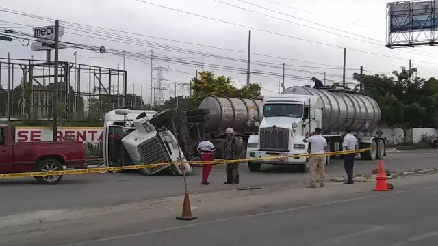 En el lugar se encuentra personal especializado en el manejo del combustible