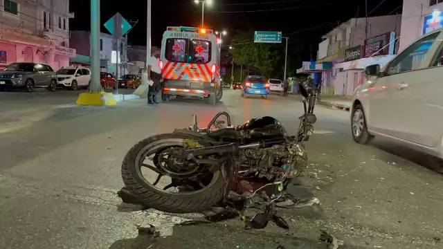 La motocicleta terinó destruida