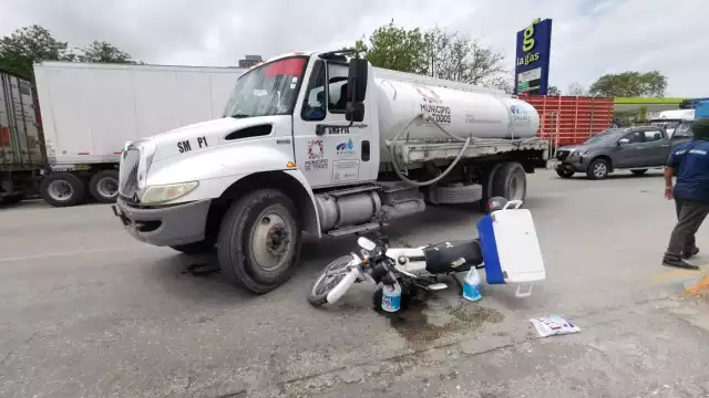 El conductor de la pipa del Smapac solicitó apoyo del seguro para resolver la situación