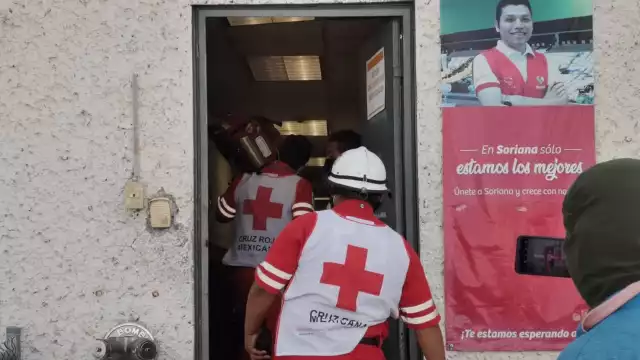 Pese al accidente que sufrió en la mano, la empleada no soltaba el celular; en ambulancia la llevaron al IMSS del Centro