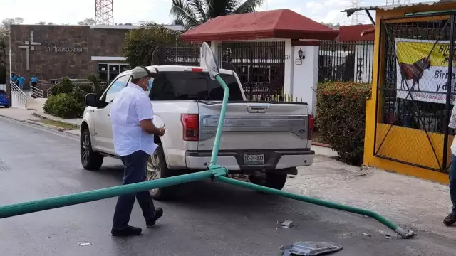 El poste en cuestión presentaba oxidación en la base lo que ocasionó su caída