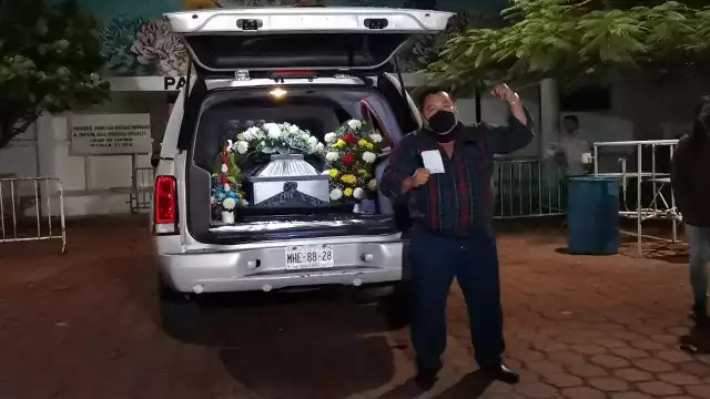 En el recinto, amigos, compañeros y familiares ofrecieron algunas palabras, seguido de un minuto de silencio y aplausos