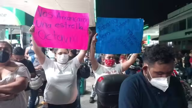 Por más de tres horas, con pancartas, cantos y consignas, cientos de sus seguidores demandaron se esclarezcan su muerte