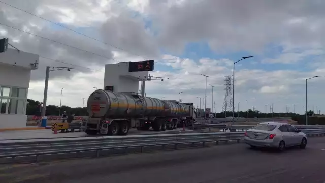 Un camión de doble remolque fue el primero en circular en el Viaducto Elevado de Progreso