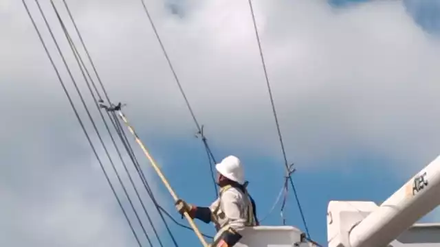 Agentes municipales acordonaron y abanderaron la zona donde reventaron varios cables