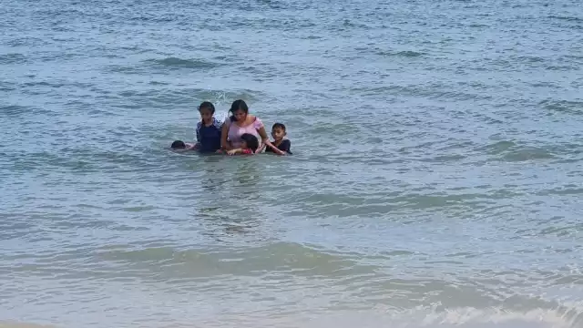 Algunos turistas optaron por consumir en los restaurantes con arenero