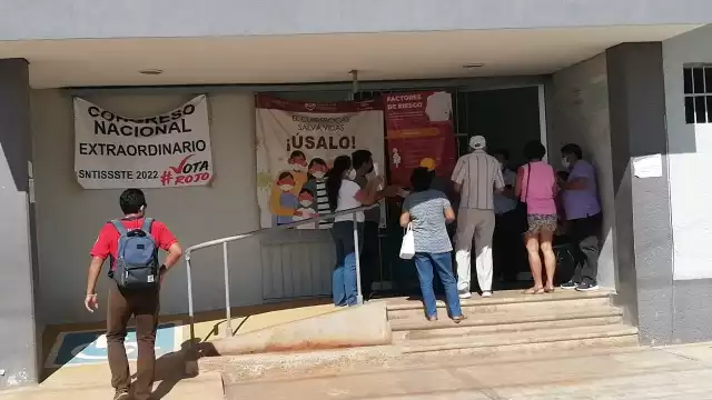 Pacientes llegan desde la madrugada ya que de lo contrario no alcanzan una de las 18 citas que se entregan; sin embargo, a diario arriban hasta 50 personas