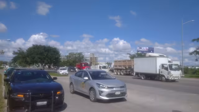 El tráfico vehicular permanece detenido