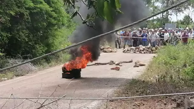 Ejidatarios de Dzán incendiaron neumáticos para evitar el acceso de topógrafos