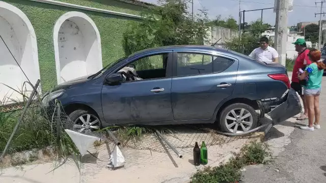 El auto quedó entre la maleza y presentó cuantiosas pérdidas