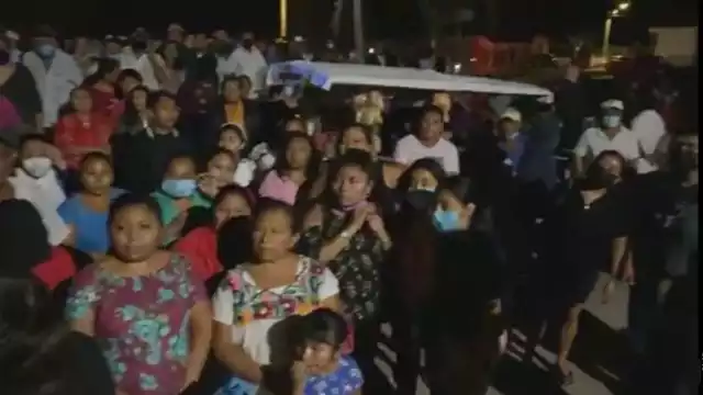 Los simpatizantes del PRI-PRD celebraron a las afueras de las casillas de Uayma a su virtual ganadora a la alcaldía