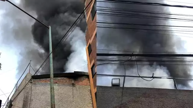 Se desconoce las causas del fuego en la plaza comercial