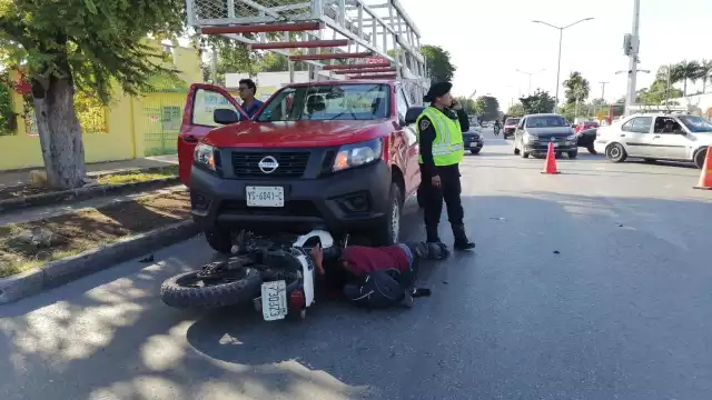 El motociclista presentó fracturas en la pierna