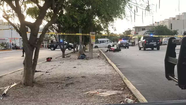 Uno de los tripulantes de la motocicleta, murió en el lugar del choque en Playa del Carmen