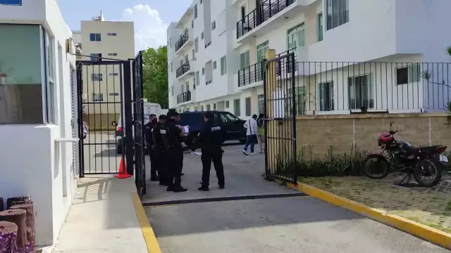 Elementos policiacos de Playa del Carmen acordonaron el sitio donde cayó el hombre en el fraccionamiento Punta Estrella