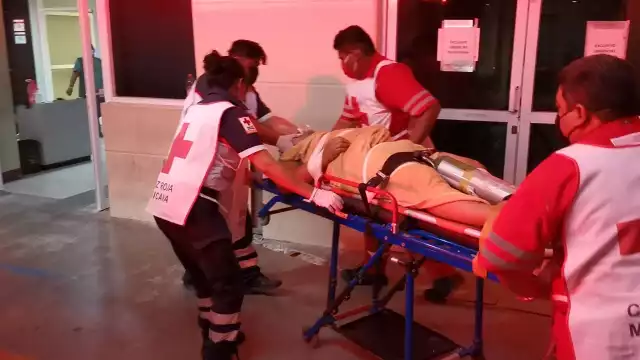 Paramédicos le brindaron los primeros auxilios a la persona herida la cual presentaba posible lesiones a la altura del cuello