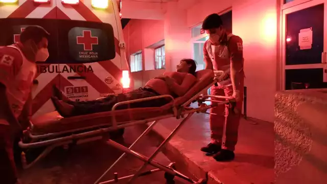 La mujer fue enviada al hospital general para su valoración. Foto: Ricardo Jiménez.