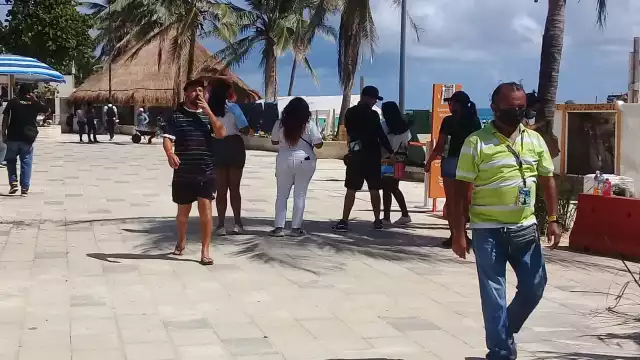 Pese a la pandemia muchos turistas han permanecido con el ánimo de conocer las bellezas naturales de la Riviera Maya