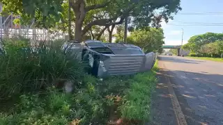 Pareja de jóvenes sufre aparatoso accidente en el Periférico de Mérida con una camioneta rentada