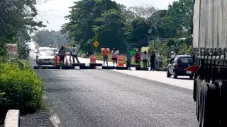 Ante ineficiencias en el servicio de luz, vecinos de Francisco Villa, bloquearon carretera de Chetumal a Escárcega