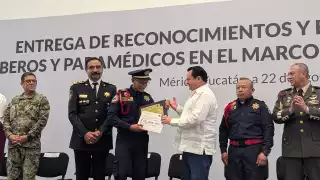 Joaquín Díaz Mena entrega medallas y estímulos económicos al “Bombero y Paramédico del Año”