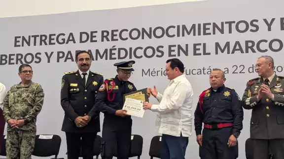 Joaquín Díaz Mena encabezó la entrega de reconocimientos al Bombero y Paramédico del año en el marco del Día Nacional del Bombero Joaquín Díaz Mena encabezó la entrega de reconocimientos al Bombero y Paramédico del año en el marco del Día Nacional del Bombero