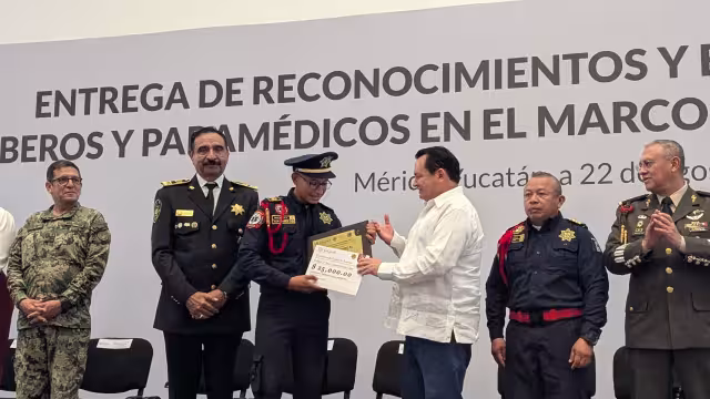 Joaquín Díaz Mena encabezó la entrega de reconocimientos al Bombero y Paramédico del año en el marco del Día Nacional del Bombero