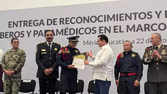 Joaquín Díaz Mena encabezó la entrega de reconocimientos al Bombero y Paramédico del año en el marco del Día Nacional del Bombero