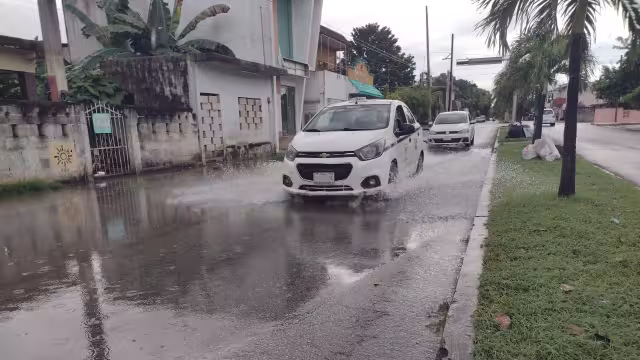 Vecinos de Lázaro Cárdenas inician la semana con lluvias y encharcamientos