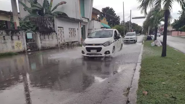 Vecinos de Lázaro Cárdenas inician la semana con lluvias y encharcamientos