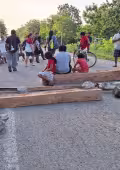 Los habitantes inconformes pusieron diferentes objetos sobre la carretera.