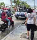 Motociclista acusa a una camioneta de realizar un corte de circulación.