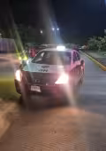 El automóvil señalado como presunto responsable quedó abandonado y fue asegurado por las autoridades tras el accidente