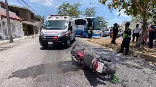 Motociclista fracturado tras choque con autobús en Lázaro Cárdenas