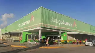 Sorprenden a hombre robando unos andamios en un supermercado de Chetumal