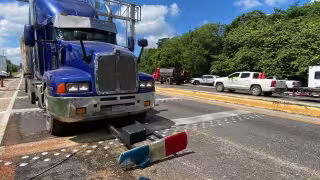 Tráiler derriba torreta de la Guardia Nacional en la carretera Campeche-Mérida