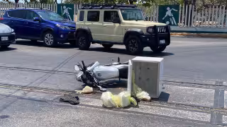 Accidente en la Colosio deja motociclista lesionado y provoca fuerte caos vial en Campeche