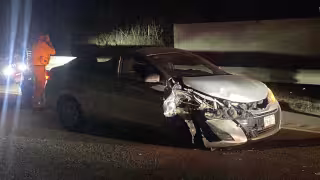 Ebrio conductor destroza su auto en periférico de Campeche y termina detenido