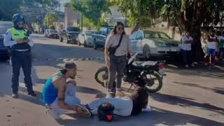 Motociclista termina lesionado tras impactarse contra un automóvil en Playa del Carmen