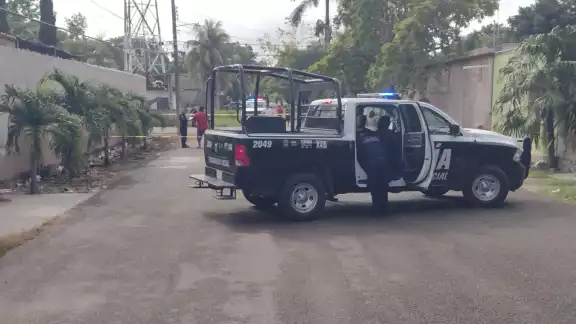 Una mujer quedó tendida en plena calle, luego de desvanecerse; paramédicos de la Cruz Roja confirmaron su muerte