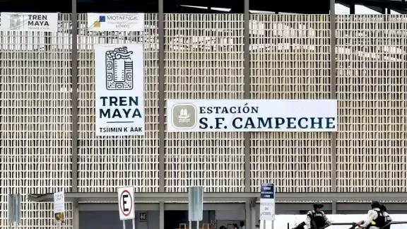 La estación se encuentra en el periférico de la ciudad La estación se encuentra en el periférico de la ciudad