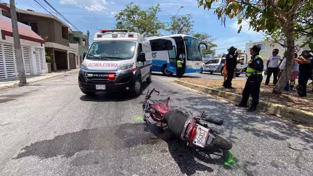 Autobús ATS impacta a motociclista en Avenida Casa de Justicia