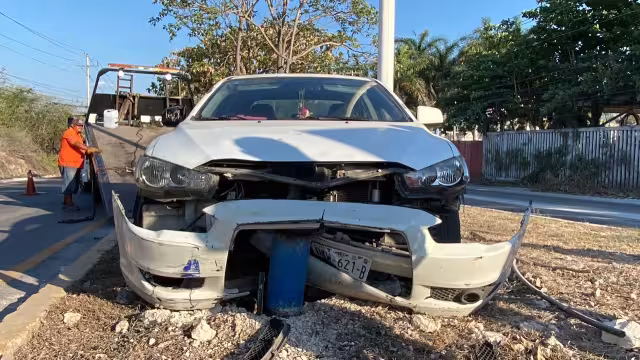 Conductor destruye su auto tras chocar contra tubería en la avenida López Portillo.