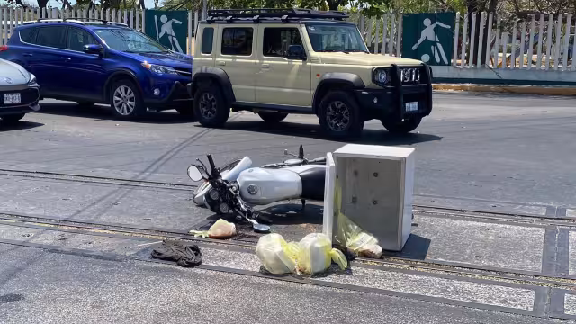 Conductora provoca choque con motociclista en la avenida Colosio