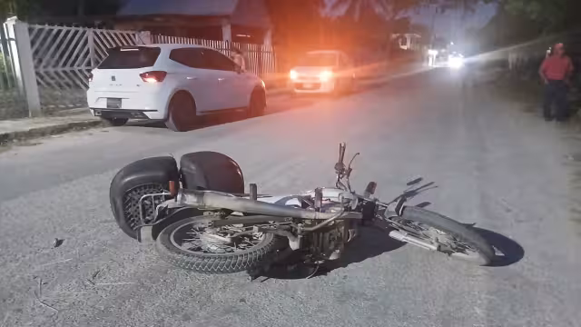 Motociclista ileso tras accidente con Suzuki Ibiza