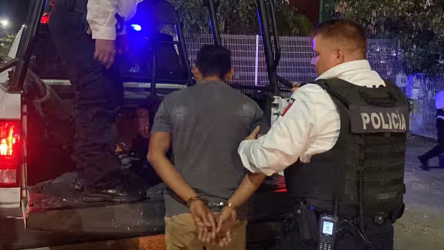 Agentes de la policía detuvieron al sujeto sospechoso.